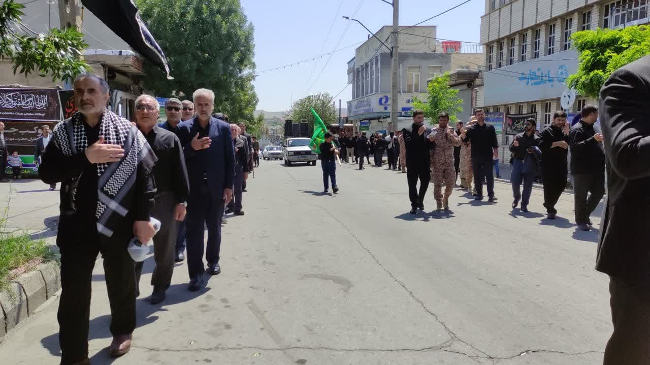 🏴 همزمان با تاسوعای حسینی حضور محمد رضا عبداله نژاد فرماندار چالدران، به همراه امام جمعه محترم شهرستان ،معاون سیاسی امنیتی و اجتماعی و بخشدار مرکزی در جمع عزادارن شهرستان چالدران