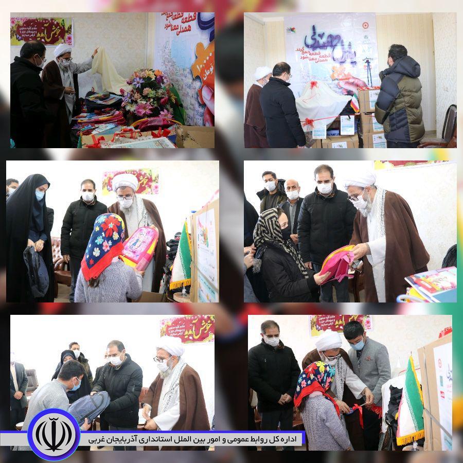 ✅در سومین روز از ایام الله دهه مبارک فجر با حضور محمدزاده فرماندار شهرستان چالدران،حجت الاسلام والمسلمین محمدزاده امام جمعه چالدران و جمعی از اعضای شورای اداری در قالب طرح پازل همدلی ۱۴۰ بسته آموزشی ب