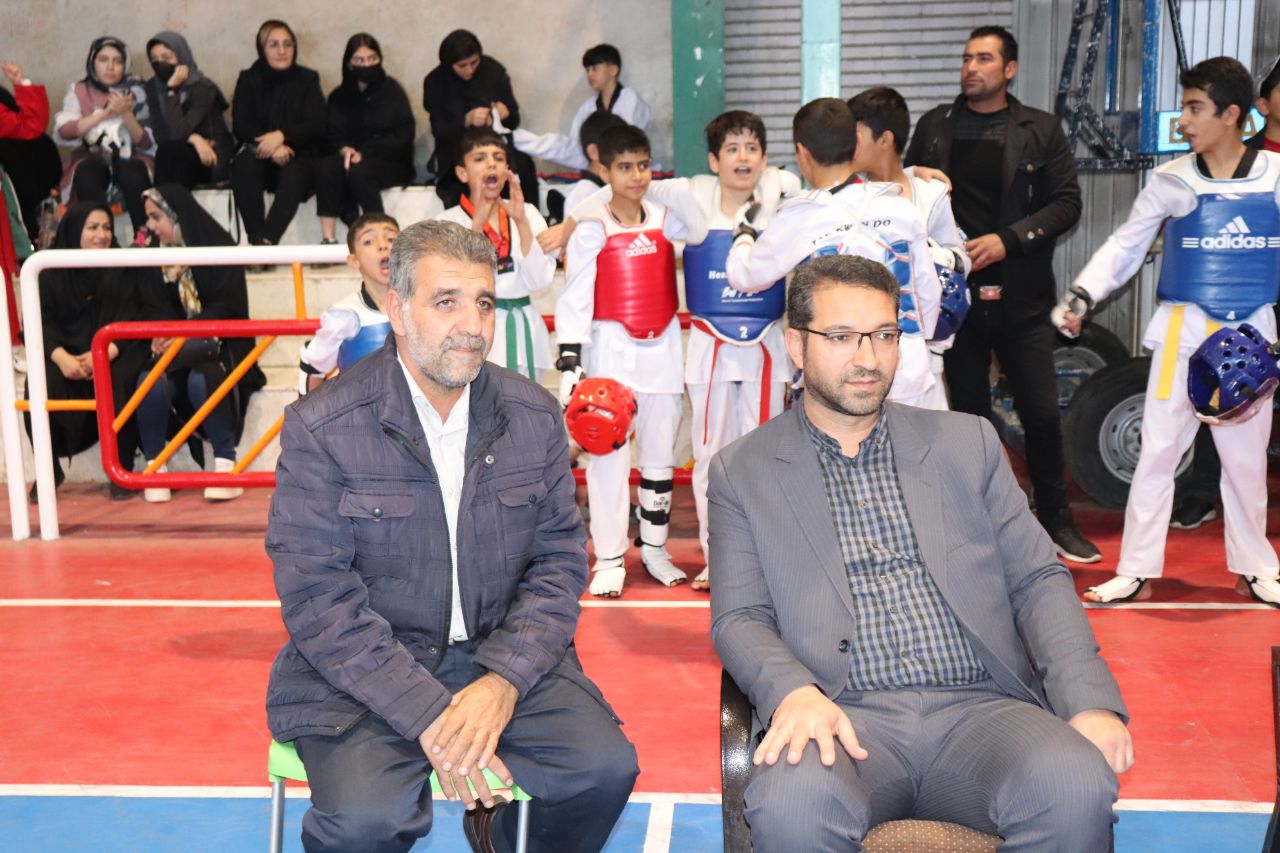 حضور فرماندار شهرستان چالدران در سالن ورزشی شهید باکری برای تماشای مسابقات چهارجانبه تکواندو