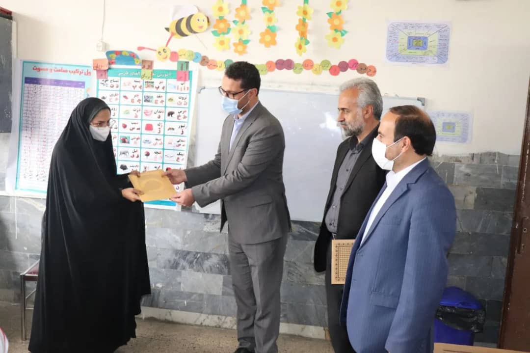 به مناسبت گرامی داشت  هفته معلم محمد رضا عبدالله نژاد فرماندارشهرستان چالدران در مدارس چالدران حضور یافت و ضمن تبریک هفته معلم  با  معلمان و دانش آموزان دیدار نمودند.