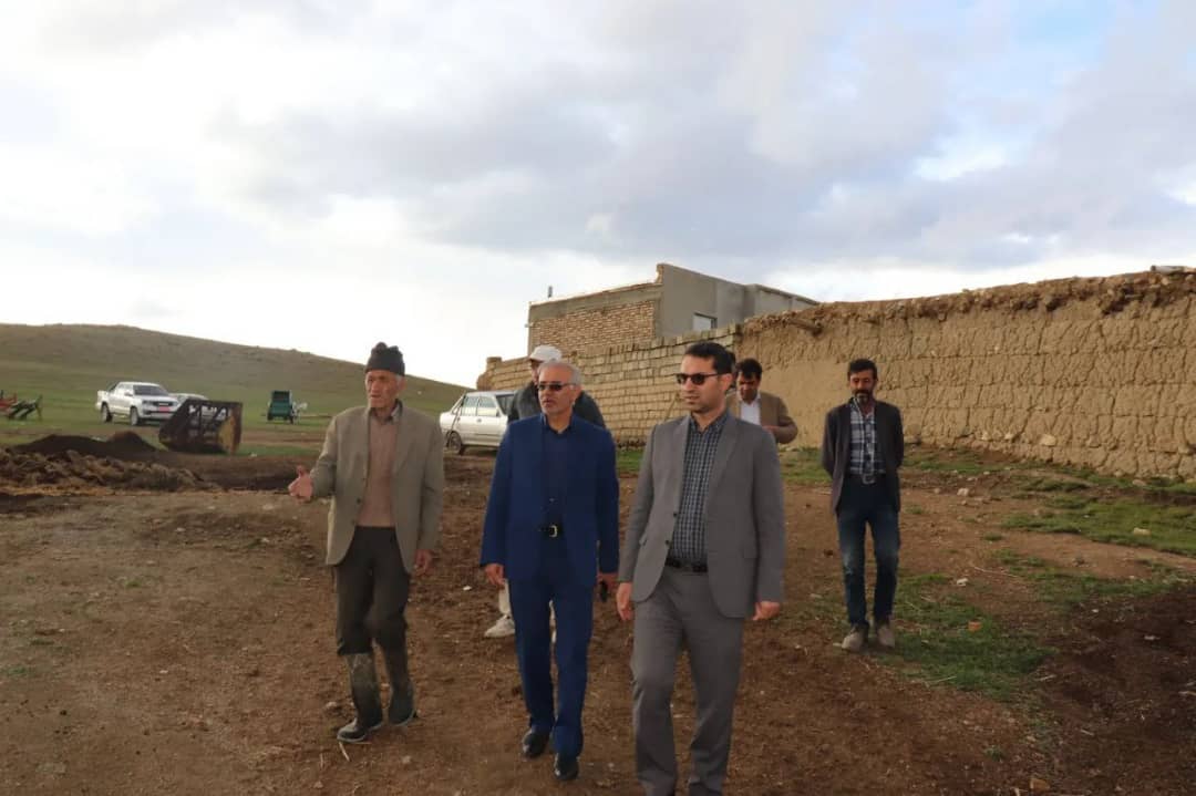 محمد رضا عبدالله نژاد فرماندار شهرستان چالدران با حضور در روستای جلیل کندی مسائل و مشکلات این روستا را از نزدیک مورد بحث و بررسی قرار دادند.