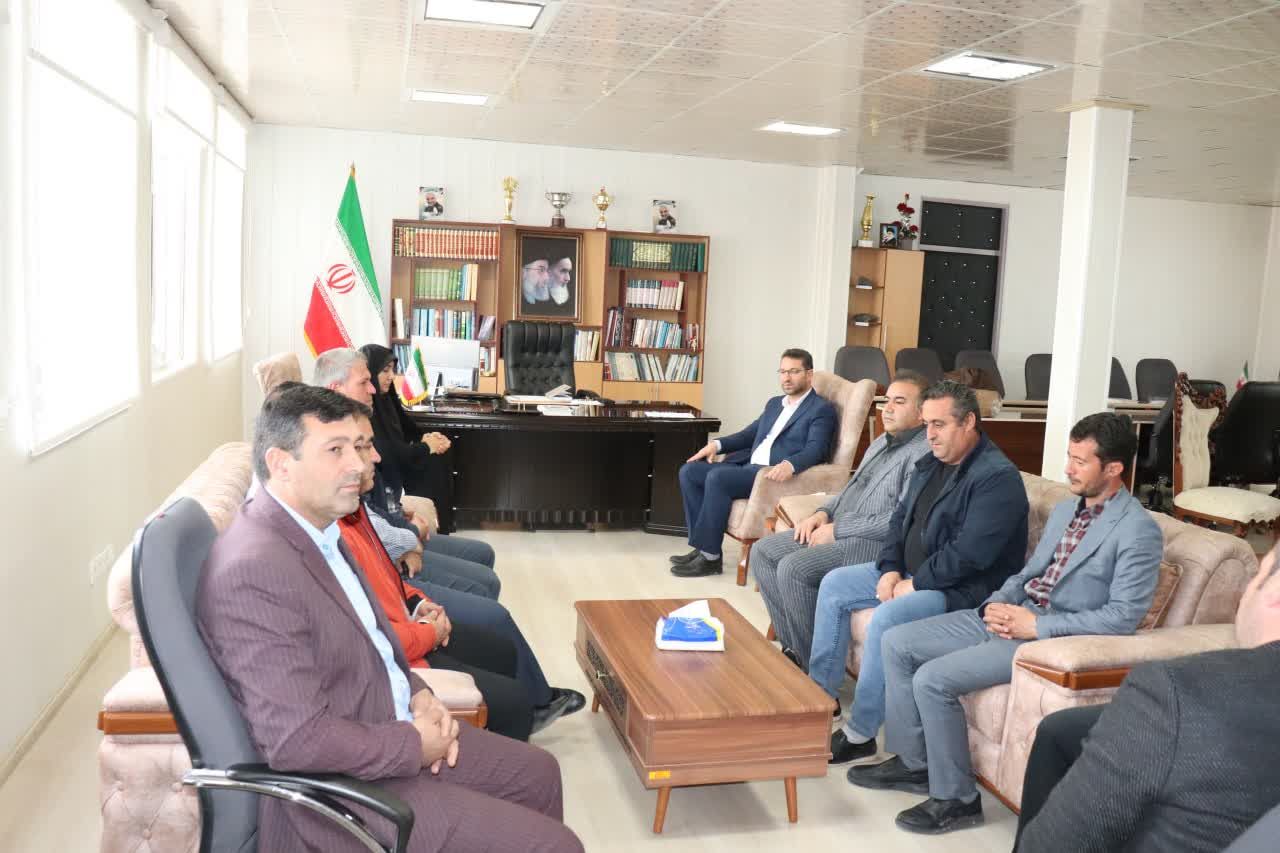 دیدار بخشدار دشتک و اعضای شورای اسلامی ، شهردار شهر آواجیق به مناسبت سال جدید  با فرماندار