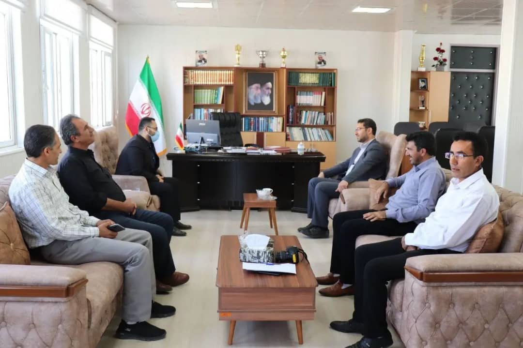 در دومین روز از هفته دولت اعضای شورای اداری چالدران باحضور در محل دفتر فرماندار چالدران با محمدرضا عبدالله نژاد فرماندار شهرستان دیدار و گفتگو کردند.