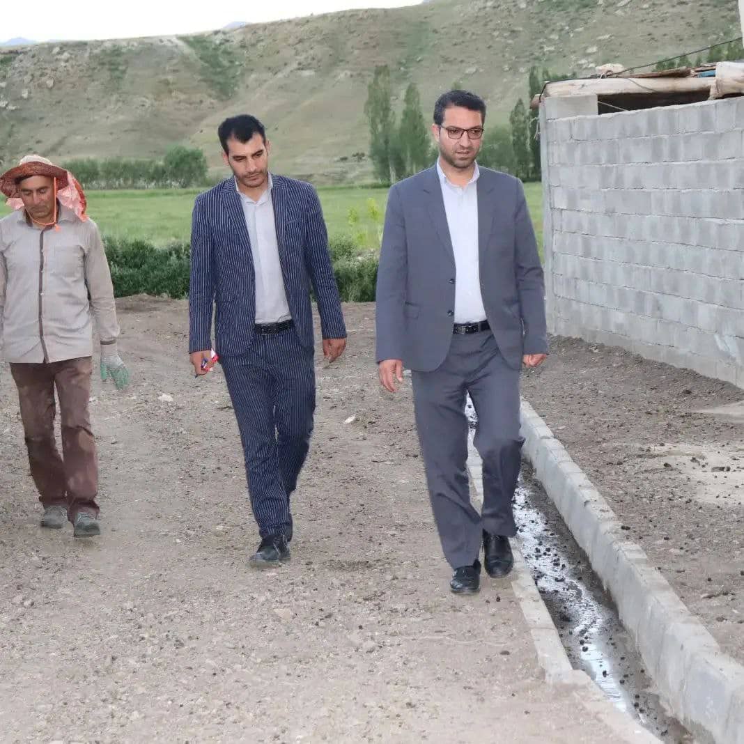 محمدرضا عبدالله نژاد فرماندار شهرستان چالدران در راستای بررسی نتایج سفرهای روستایی خود در روستای شاه گلن این شهرستان حضور یافت .