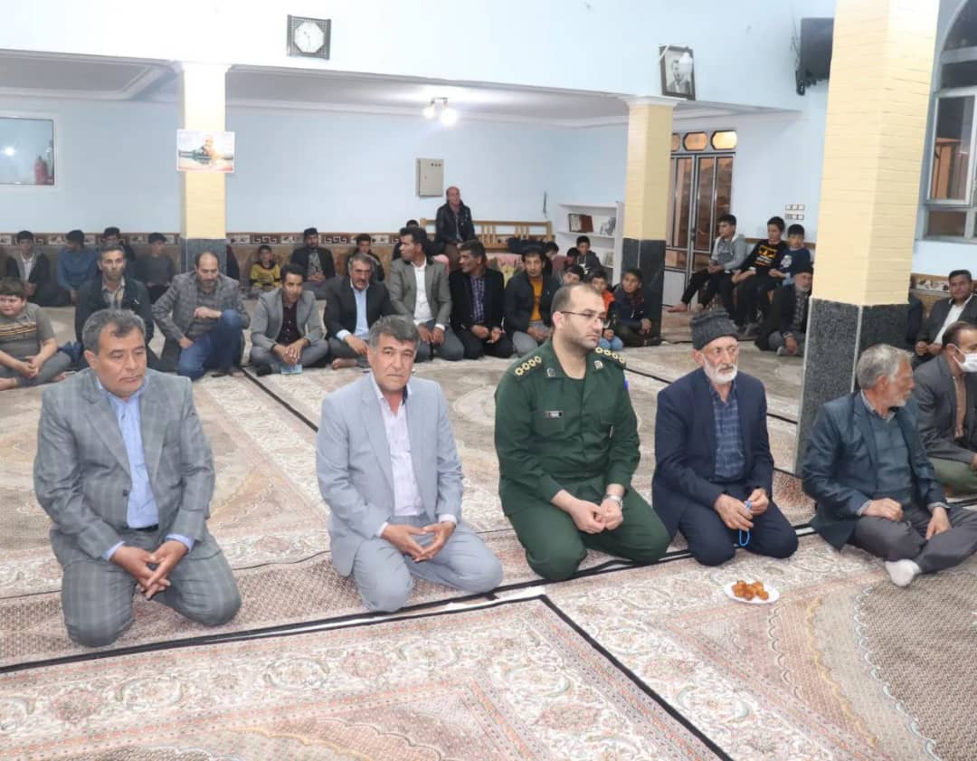 محمد رضا عبدالله نژاد فرماندار شهرستان چالدران در مسجد روستای گل اشاقی حضور یافت و ضمن اقامه نماز مغرب و عشاء با اهالی این روستا دیدار ومسائل ، مشکلات آنان را مورد بررسی قرار دادند.