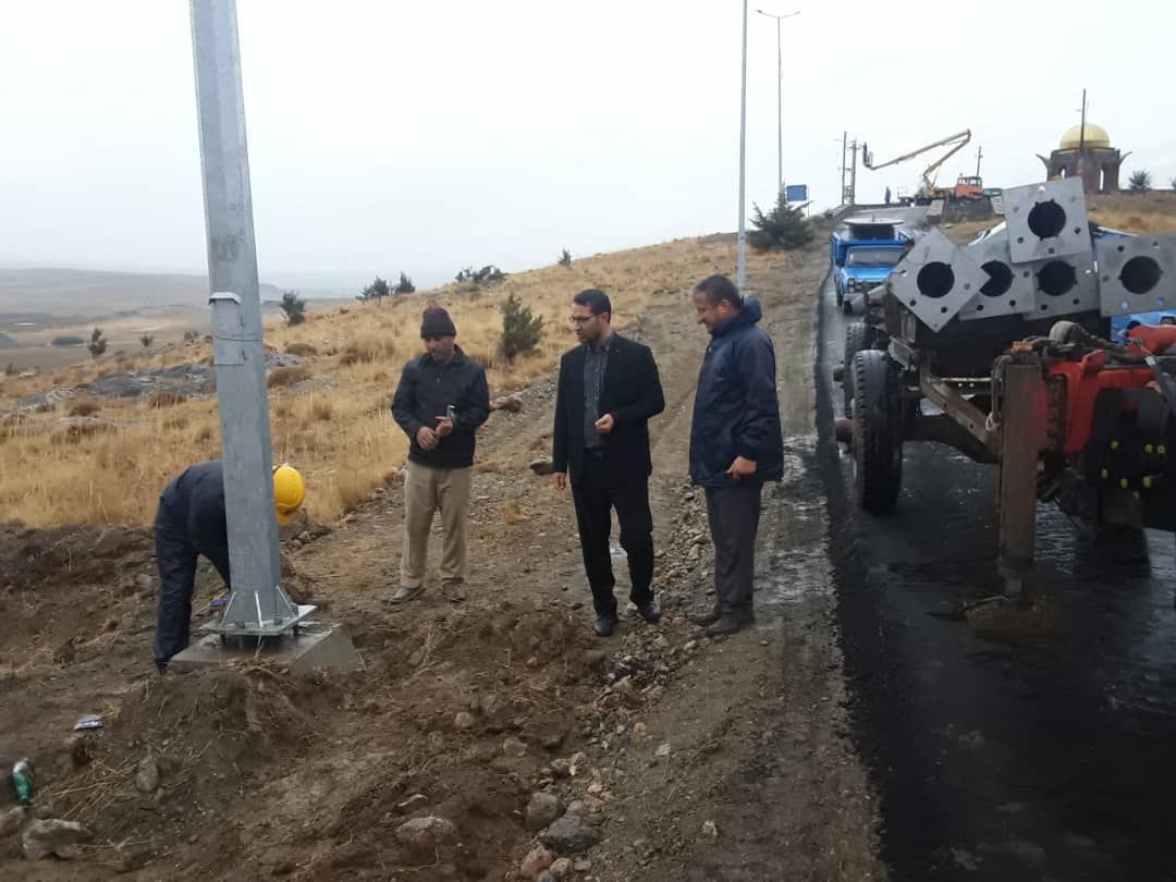 آغاز عملیات روشنایی راه ارتباطی منتهی به یادمان شهدای گمنام شهرستان چالدران با حضور فرماندار