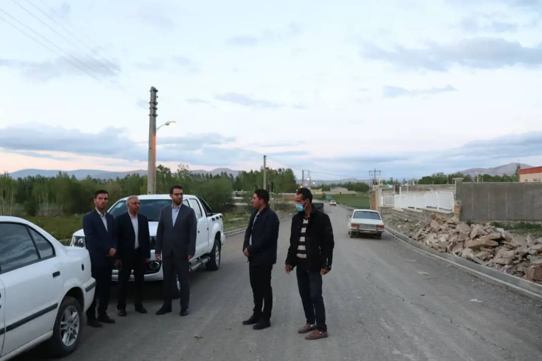 محمد رضاعبدالله نژاد فرماندار شهرستان چالدران به همراه کواکبی معاون برنامه ریزی و امور عمرانی فرمانداراز روند اجرایی طرح هادی در روستای خضرلو بازدید کرد .