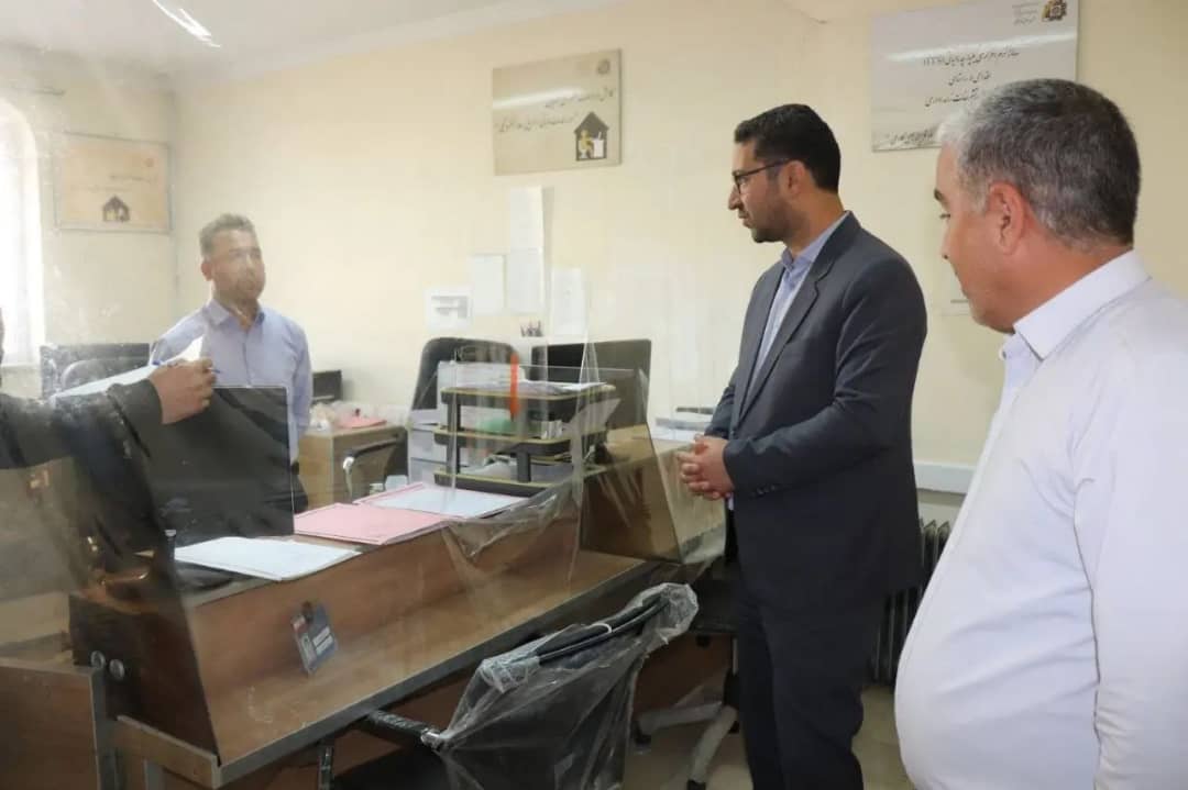 محمد رضا عبدالله نژاد فرماندار شهرستان با حضور در اداره امور مالیاتی این شهرستان از نزدیک وضعیت خدمات رسانی این اداره را مورد بررسی قرار داد .