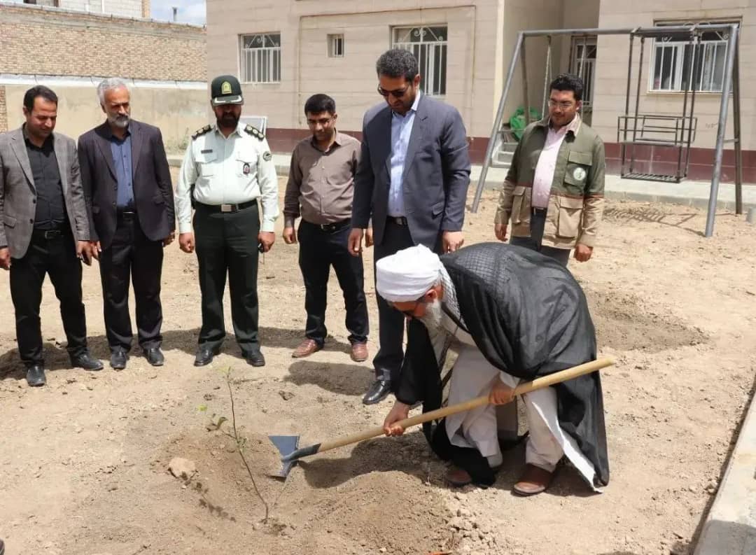 به مناسبت گرامی داشت هفته قوه قضائیه محمدرضا عبدالله نژاد فرماندار شهرستان چالدران در محوطه خانه های سازمانی دادگستری چالدران حضور یافت وبا کاشت چند اصله نهال این هفته را گرامی داشتند.