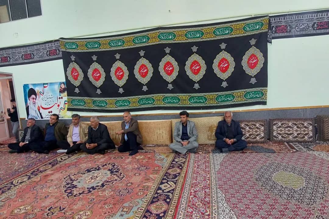 محمد رضاعبدالله نژاد فرماندار شهرستان چالدران با حضور در جمع نمازگزاران مسجدامام رضا (ع) ضمن دیدار با اهالی کوی ولیعصر مسائل و مشکلات اهالی این منطقه را از نزدیک مورد بحث بررسی قرار داد.
