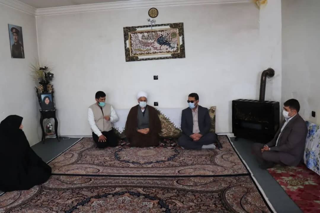 ✅عبدالله نژاد فرماندار شهرستان چالدران با حضور در منزل 2خانواده تحت حمایت کمیته امداد امام (ره) در شهر آواجیق مسائل و مشکلات آنان را مورد بحث و بررسی قرار دادند.