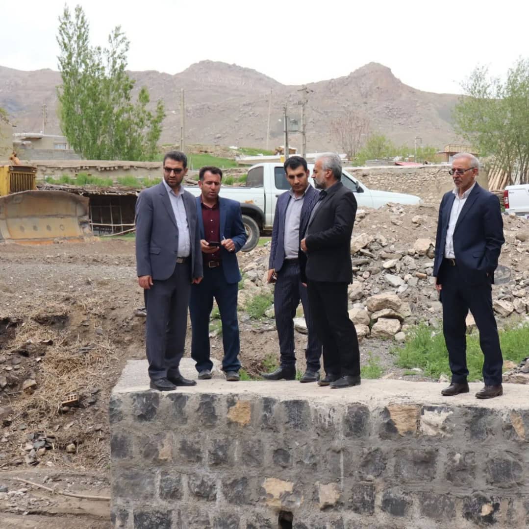محمد رضا عبدالله نژاد فرماندار شهرستان چالدران به همراه معاونین خود با حضور در روستای مرزعه مسائل و مشکلات این روستا را از نزدیک مورد بحث و بررسی قرار داد.