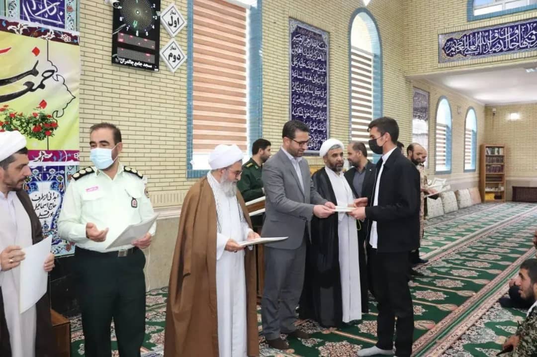 محمدرضا عبدالله نژاد فرماندار شهرستان چالدران با حضور در مسجد جامع این شهر، در مراسم عبادی سیاسی نماز جمعه این هفته شرکت نمود.