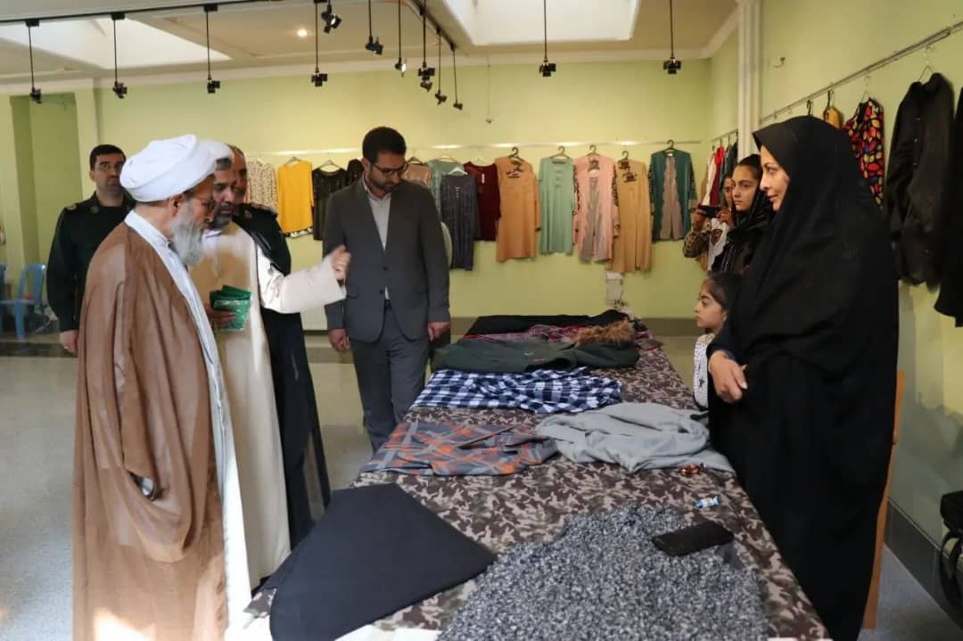 با حضور محمد رضاعبدالله نژاد فرماندارشهرستان چالدران نمایشگاه عفاف و حجاب با موضوع عرضه لباسهای اسلامی و چادر ملی در چالدران گشایش یافت .