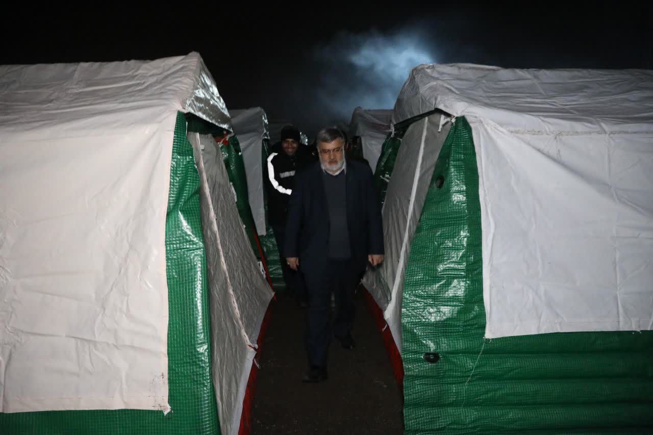 بازدید شبانه استاندار آذربایجانغربی از اردوگاه و کمپ های اسکان اضطراری زلزله زدگان شهرستان خوی