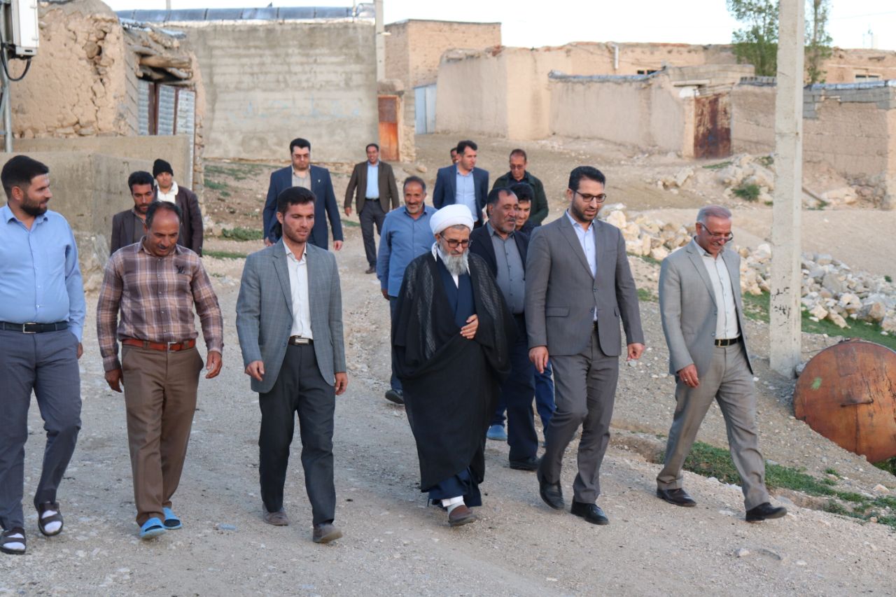 محمدرضا عبدالله نژاد فرماندار چالدران ضمن دیدار با مردم روستای صونابلاغ از نزدیک مسائل مشکلات اهالی روستا را مورد بحث و بررسی قرارداد .