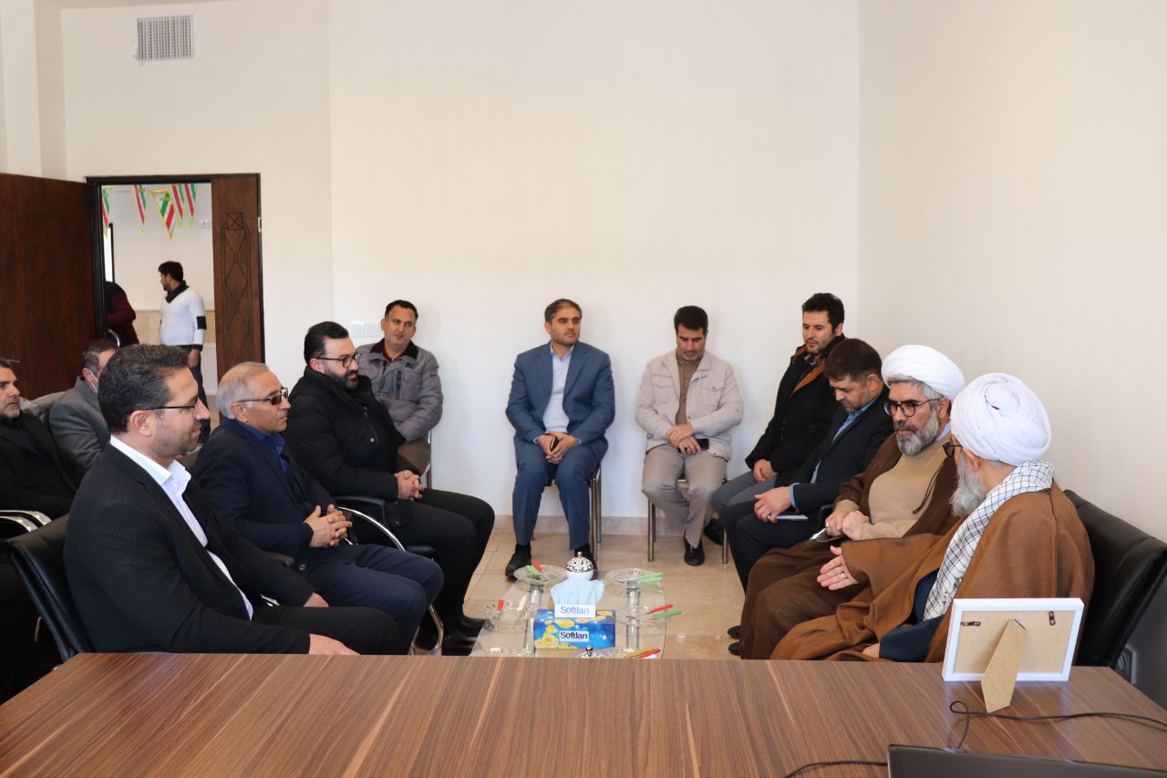 در ششمین روز از ایام الله دهه مبارک فجر اداره بنیاد شهید و امور ایثارگران چالدران در آیینی با حضور مسئولان استانی و محلی، افتتاح شد.