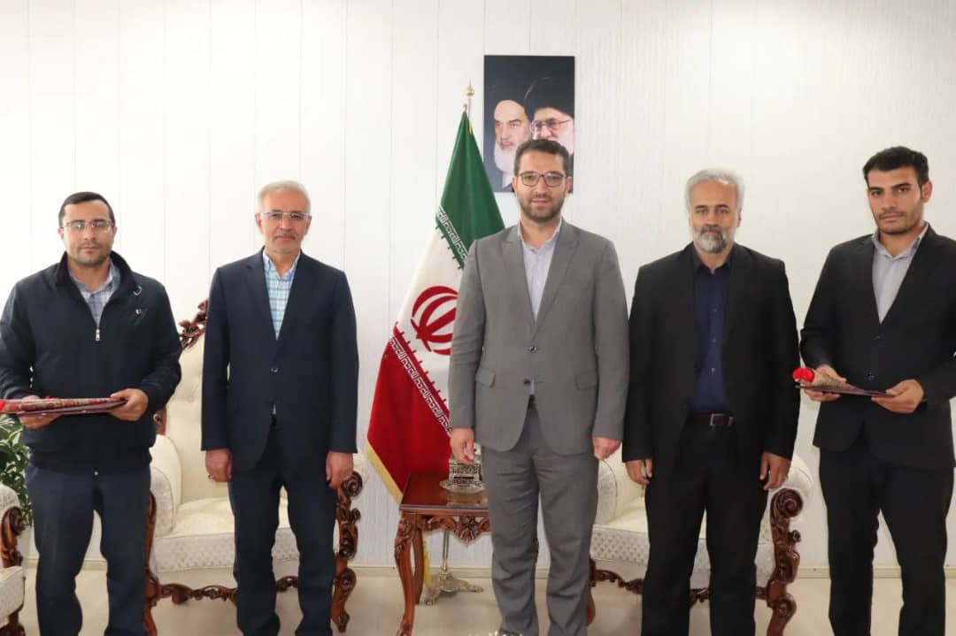 به مناسبت گرامی داشت سالروز ارتباطات و روابط عمومی با حضور  محمد رضا عبدالله نژاد فرماندار شهرستان چالدران از مسئول و کارشناس روابط عمومی تقدیر و تجلیل به عمل آمد.