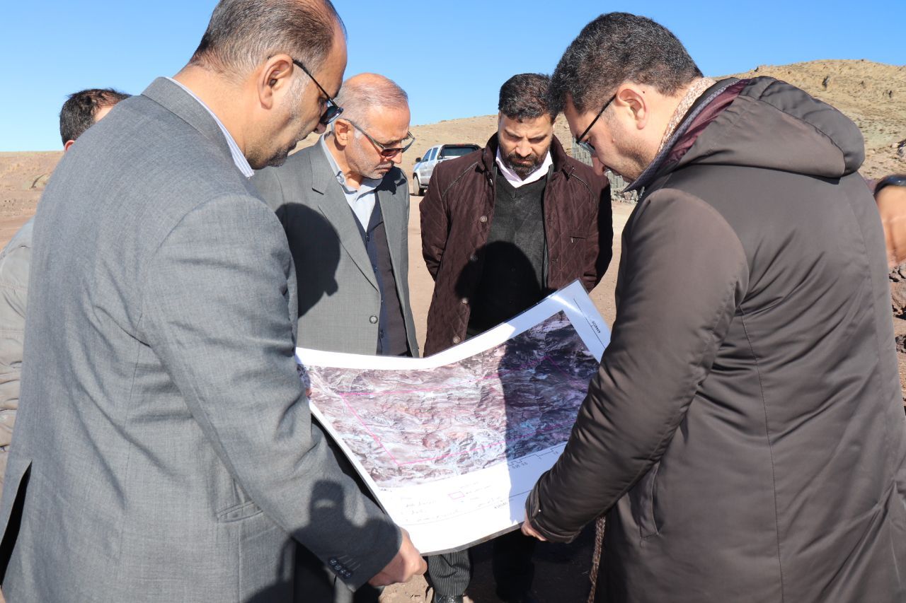 ✅ محمد رضا عبدالله نژاد فرماندار چالدران از روند فعالیت واحد معدنی منگنز روستای صفو در بخش دشتک چالدران بازدید و از نزدیک مسائل و مشکلات این واحد معدنی را مورد بحث و بررسی قرار داد.