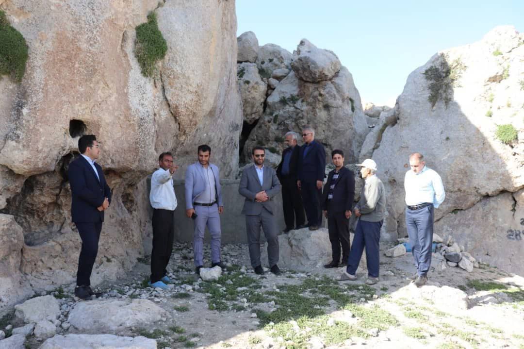 عبدالله نژاد فرماندار چالدران در روستای جغال چالدران حضور یافت و با اهالی روستا دیدار و مسائل و مشکلات آنان را از نزدیک مورد بحث و بررسی قرار داد .
