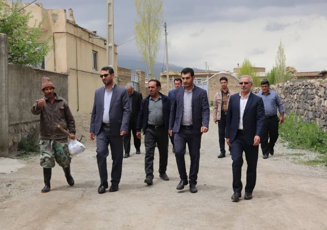 محمد رضا عبدالله نژاد فرماندار شهرستان چالدران به همراه معاونین خود با حضور در روستای تازه کند مسائل و مشکلات این روستا را از نزدیک مورد بحث و بررسی قرار داد.