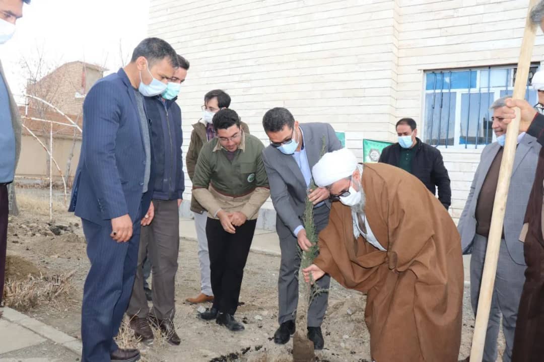 ✅به مناسبت گرامیداشت هفته منابع طبیعی و روز درختکاری عبدالله نژاد فرماندار شهرستان چالدران،حجت الاسلام والمسلمین محمدزاده امام جمعه اقدام به کاشت چند اصله نهال نمودند.