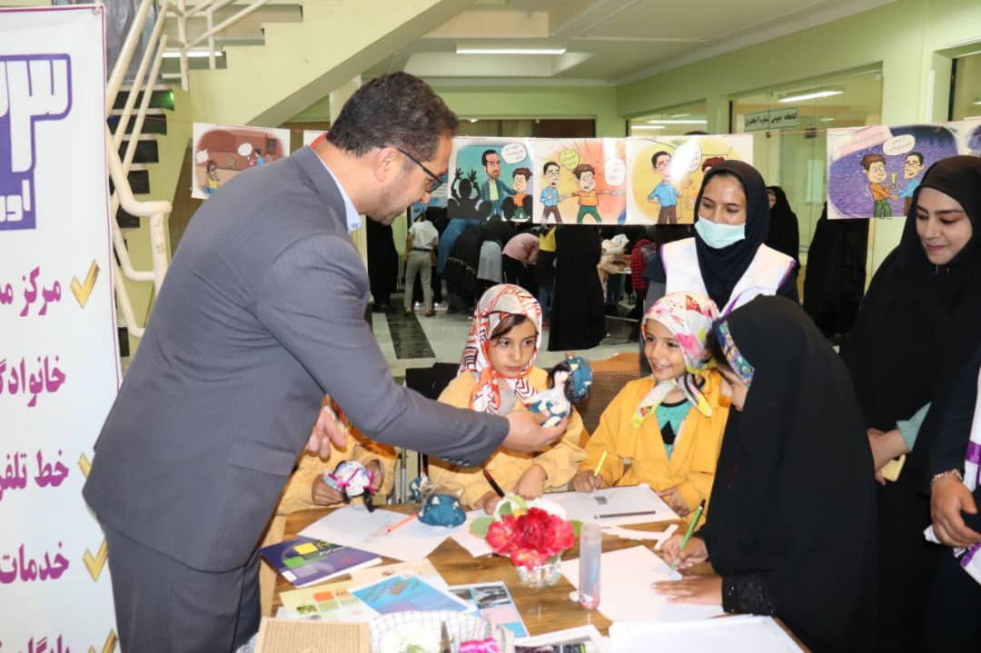 به مناسبت گرامی داشت هفته مبارزه با مواد مخدر با حضور محمدرضا عبدالله نژاد فرماندار شهرستان چالدران، نمایشگاه عکس و پوستر با عنوان معضلات اجتماعی ناشی از مواد مخدر برگزار شد.