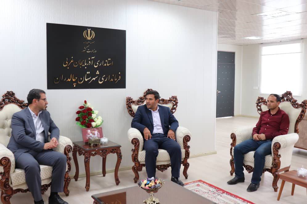 به مناسبت گرامی داشت هفته ملی مهارت و روز ملی کار آفرینی و آموزش های فنی و حرفه ای، احمدی رئیس اداره فنی و حرفه ای شهرستان با حضور در دفتر فرمانداری با فرماندار شهرستان چالدران دیدار نمودند.
