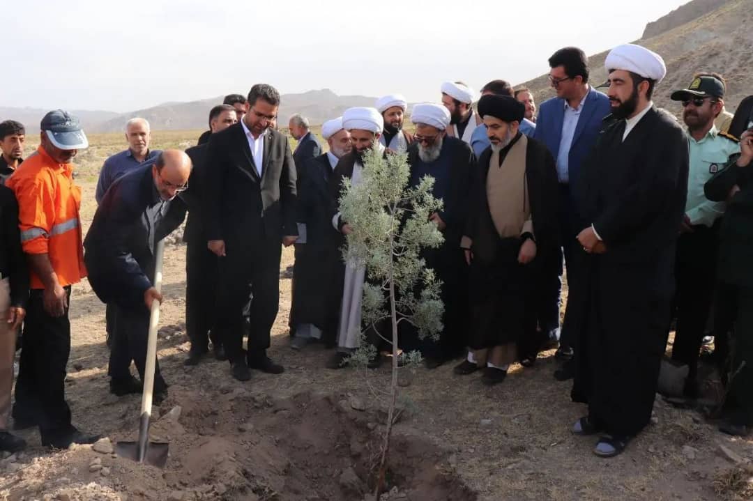 کاشت ٢٠ نهال سرو به یاد شهدای نبرد چالدران با حضور فرماندار شهرستان چالدران