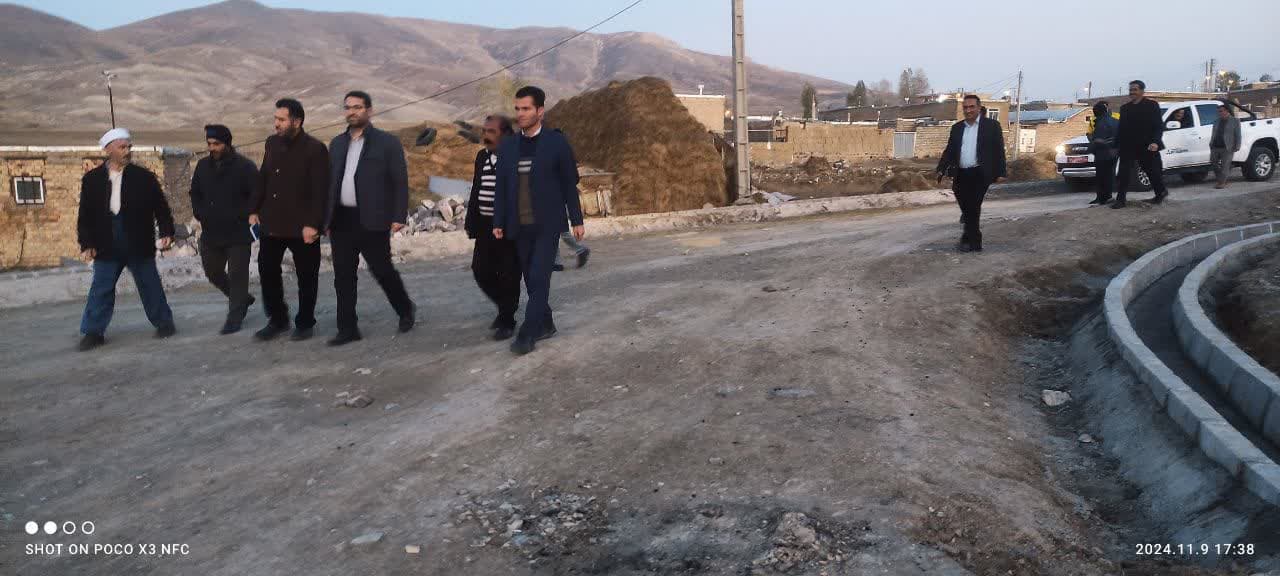 📸گزارش تصویری 💢بازدید محمد رضا عبدالله نژاد فرماندار چالدران از احداث و آماده سازی بستر برای آسفالت ریزی معابر روستای قرجه وران این طرح با اعتبار 400میلیون تومان از محل اعتبارات دهیاری هزینه شده