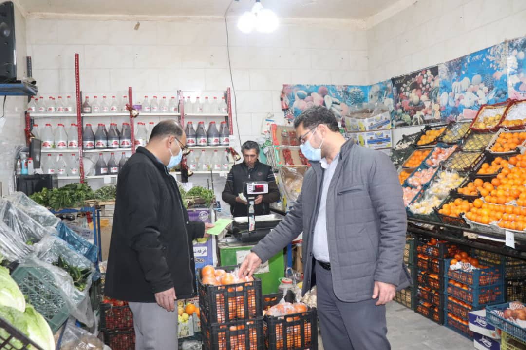 ✅عبدالله نژاد فرماندارشهرستان چالدران در راستای تنظیم بازار ضمن دیدار با بازاریان و میوه فروشان چالدران در یک دیدار صمیمی مسائل و مشکلات آنان را مورد بحث و بررسی قرار دادند.