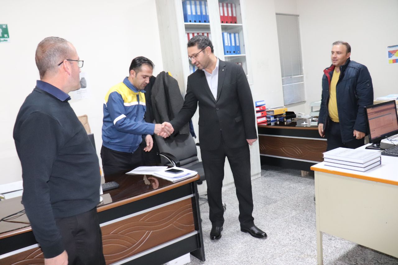 بازدید سرزده فرماندار چالدران از ادارات و تاکید بر تکریم ارباب رجوع