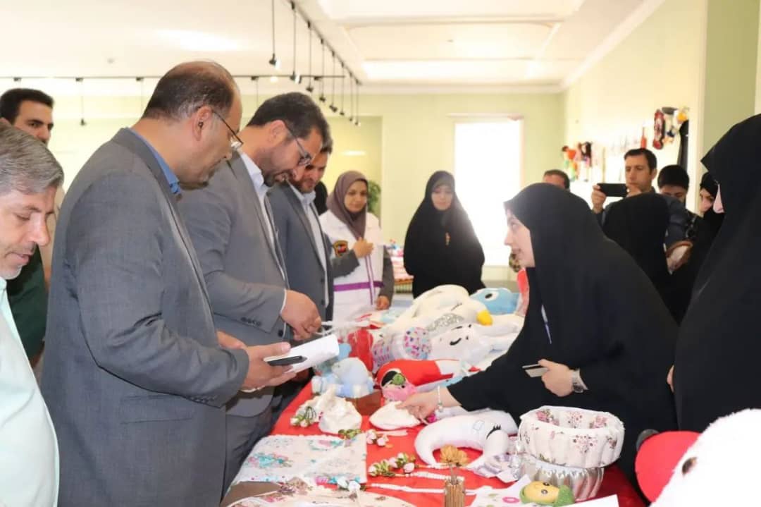 با حضور محمد رضاعبدالله نژاد فرماندارشهرستان چالدران نمایشگاه عفاف و حجاب با موضوع عرضه لباسهای اسلامی و چادر ملی در چالدران گشایش یافت .