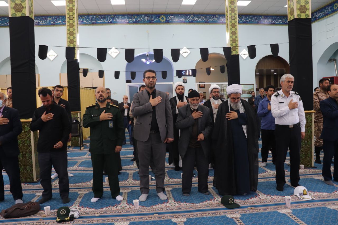 با حضور محمد رضا عبدالله نژاد فرماندار چالدران مراسم گرامی داشت یاد و خاطره شهدای قیام 15خرداد و شهدای 8سال دفاع مقدس چالدران در مسجد صاحب الزمان (عج) این شهرستان با شکوه خاصی برگزار شد.