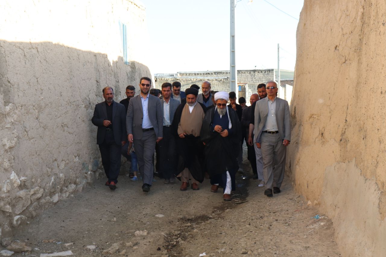 محمدرضا عبدالله نژاد فرماندار چالدران ضمن دیدار با مردم روستای عرفات از نزدیک مسائل و مشکلات اهالی روستا مورد بحث و بررسی قرار داد .