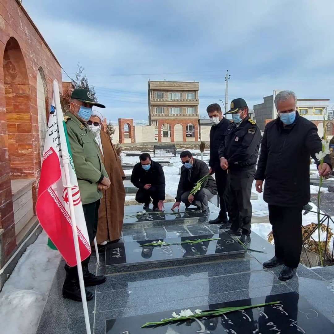 ✅در سومین روز از ایام الله دهه مبارک فجر باحضور عبدالله نژاد فرماندار شهرستان چالدران ،مراسم غبار روبی و عطر افشانی مزار شهدا در چالدران برگزار شد