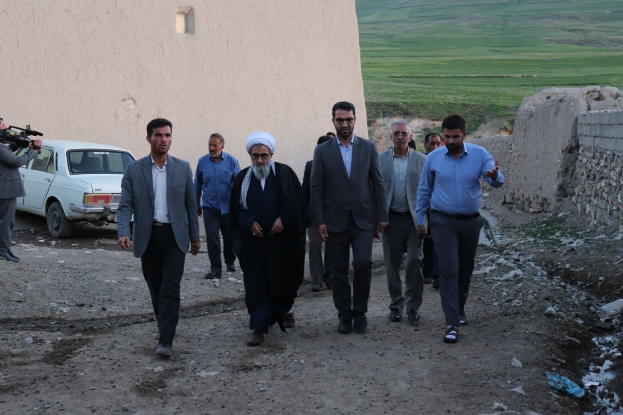 محمدرضا عبدالله نژاد فرماندار چالدران ضمن دیدار با مردم روستای صونابلاغ از نزدیک مسائل مشکلات اهالی روستا را مورد بحث و بررسی قرارداد .