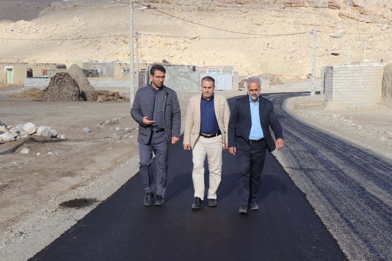 محمد رضا عبدالله نژاد فرماندار با حضور در روستای آغ داش واقع در بخش مرکزی شهرستان چالدران از اجرای پروژه بهسازی و آسفالت ریزی راه این روستا بازدید نمودند.
