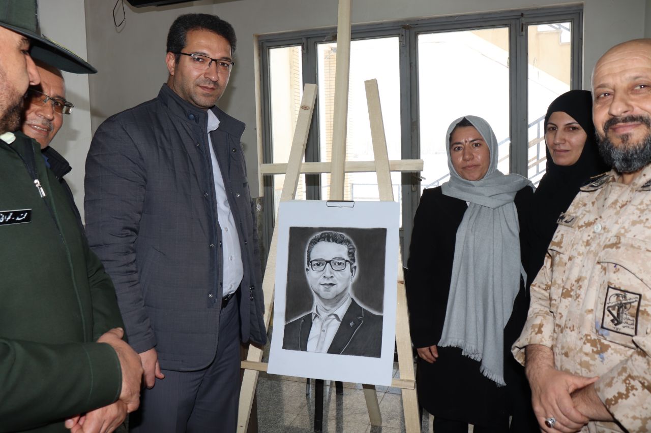 با حضور محمدرضا عبدالله نژاد فرماندار چالدران و اعضای شورای اداری نمایشگاه توانمندیهای بانوان و دانشجویان دانشگاه پیام نور شهرستان چالدران افتتاح شد .