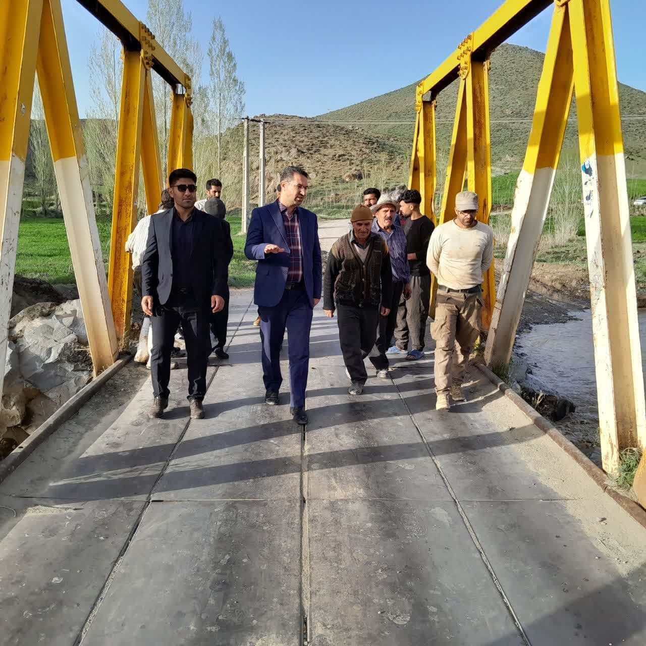 بانصب پل فلزی بر روی رودخانه قزلار چائی در محدوده راه منتهی به روستاهای ساز آغل و گل سعید در چالدران آرزوی دیرینه مردم این روستاها برطرف شد
