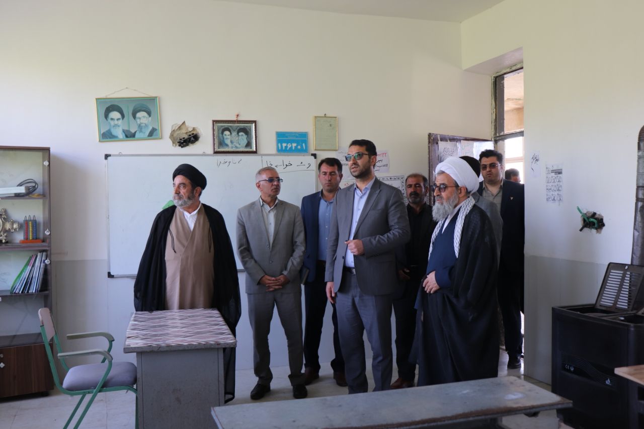 محمدرضا عبدالله نژاد فرماندار چالدران ضمن دیدار با مردم روستای عرفات از نزدیک مسائل و مشکلات اهالی روستا مورد بحث و بررسی قرار داد .