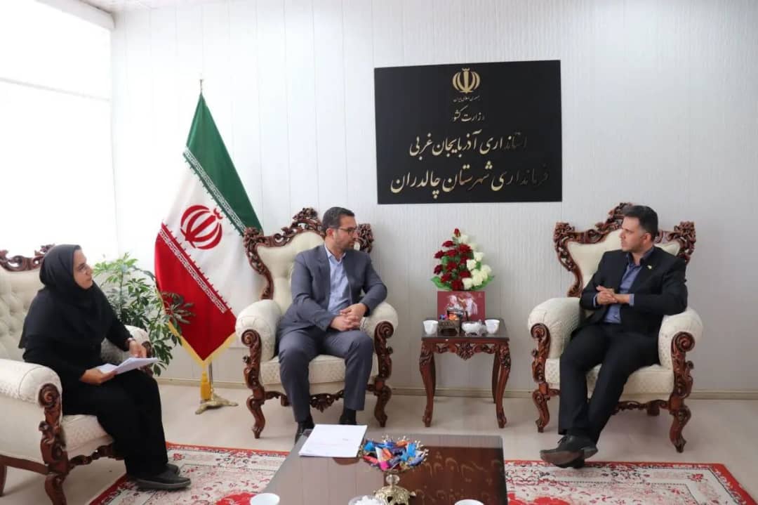 سیمایی مدیر کل هواشناسی استان آذربایجان غربی با حضور در فرمانداری شهرستان چالدران با محمد رضا عبدالله نژاد فرماندار شهرستان در خصوص بررسی مسائل و مشکلات حوزه هواشناسی دیدار و گفتگو کرد.