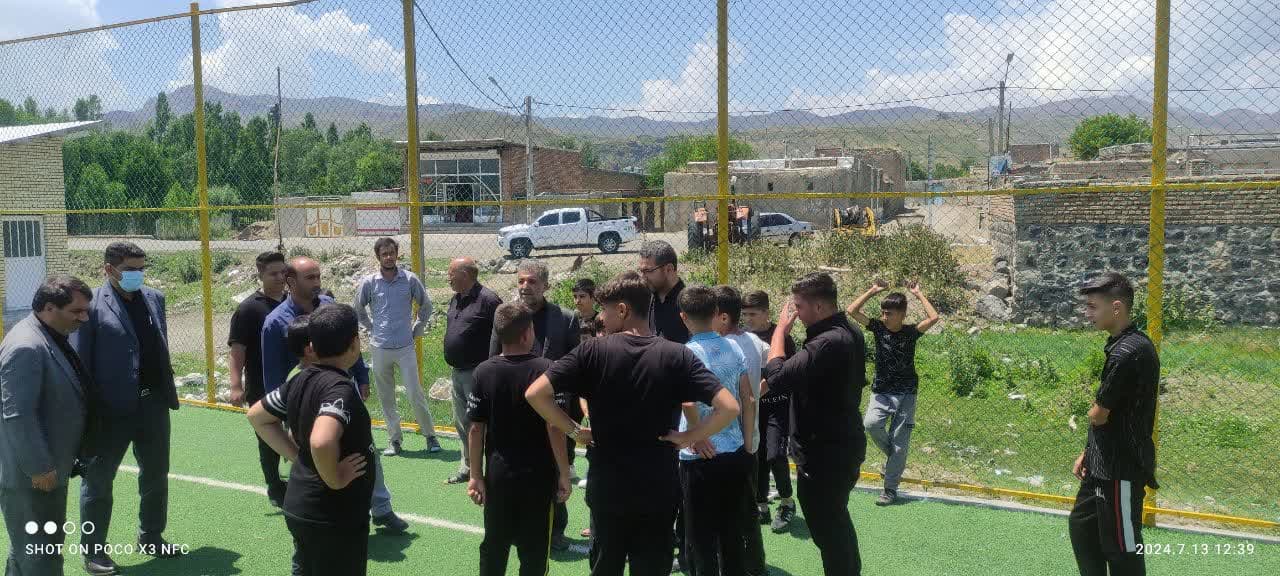 💢محمد رضا عبداله نژاد فرماندار چالدران از چمن ورزشی مصنوعی روستای عرب دیزج بازدید کرد