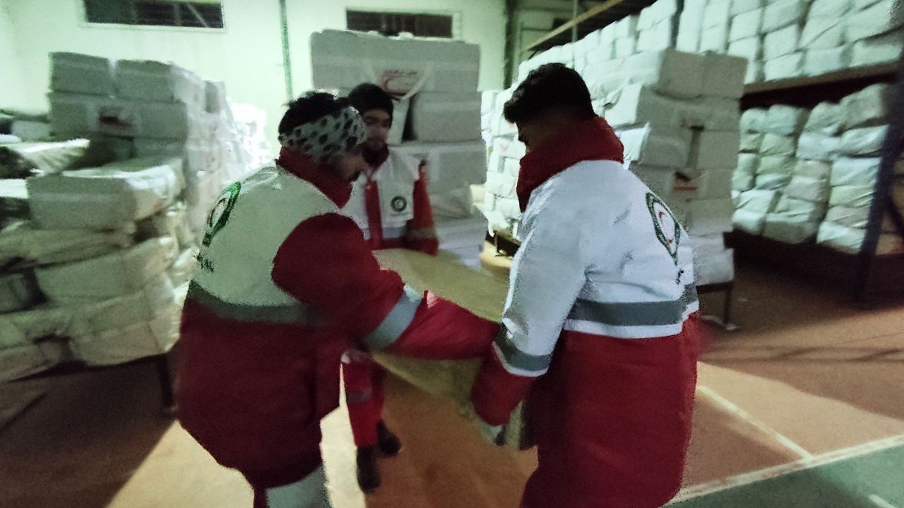 بارگیری 75 دستگاه چادر توسط امدادگران هلالاحمر چالدران جهت ارسال به مناطق زلزله زده شهرستان خوی با همکاری فرمانداری ،راهداری و حمل و نقل جادهای ،شهرداری و هلالاحمر چالدران