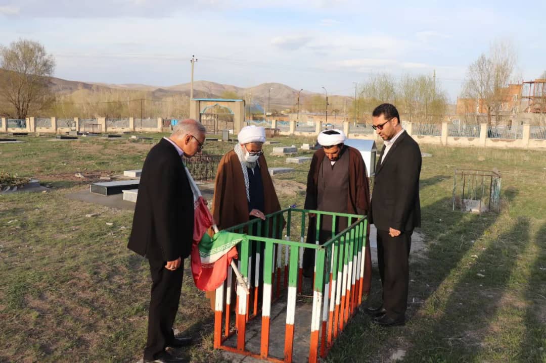✅محمد رضا عبدالله نژاد فرماندار شهرستان چالدران در مزار شهدای شهر آواجیق حضور یافت و با نثار فاتحه بر مقام شامخ شهدا و تجدید میثاق با آرمانهای آنان بر حفظ راه شهیدان تاکید کردند.