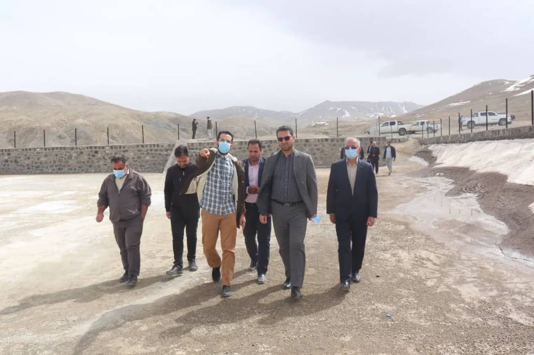 عبدالله نژاد فرماندارشهرستان چالدران به همراه دبیر نهاد پیشرفت و آبادانی چالدران از استخر ذخیره آب کشاورزی روستاهای تات کندی در چالدران بازدید کرد.