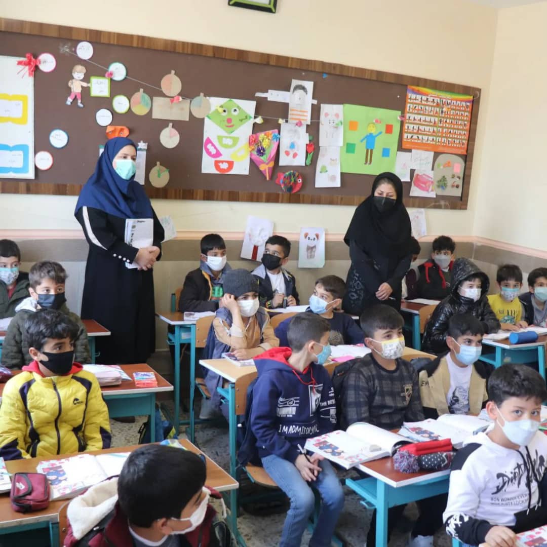 محمد رضا عبدالله نژاد فرماندارشهرستان چالدران به منظور بررسی اجرای دقیق پروتکلهای بهداشتی به صورت سرزده از مدرسه دخترانه اندیشه و پسرانه شهید صادقی اقدم بازدید کرد.