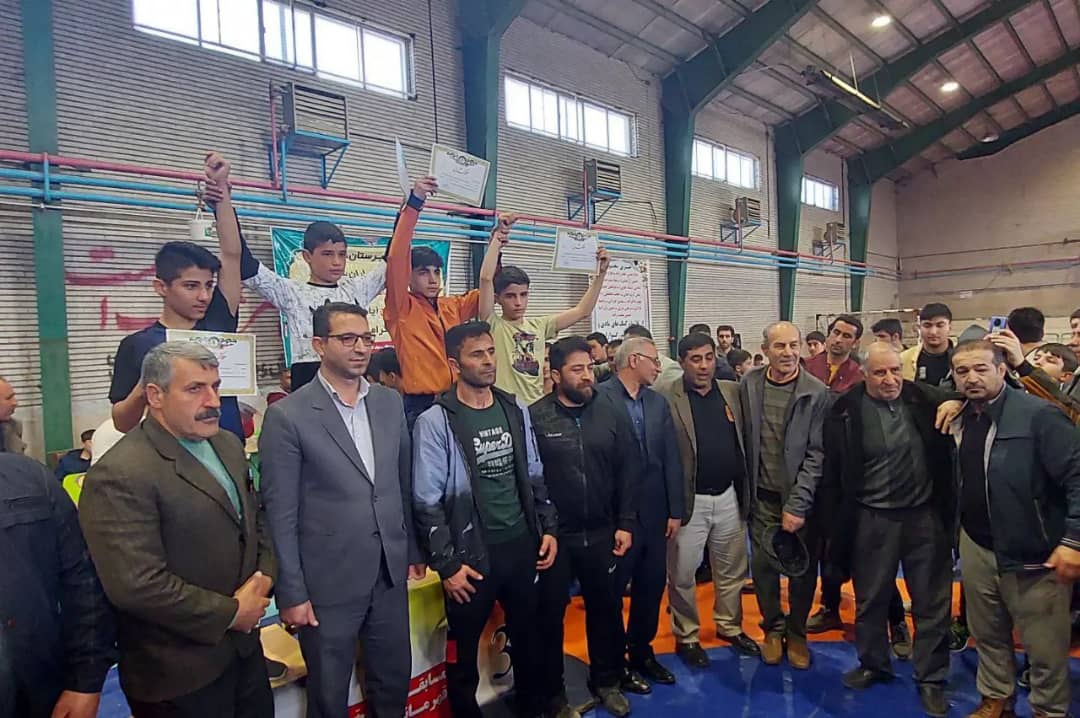 عبدالله نژاد فرماندار شهرستان چالدران در مراسم اختتامیه مسابقات کشتی قهرمانی انتخابیه نونهالان استان که در سالن شهید باکری شهرستان چالدران برگزارشد حضور یافت.