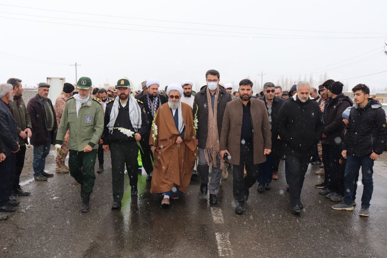 آئین استقبال از پیکر شهید گمنام در شهرستان چالدران با حضور محمدرضا عبدالله نژاد فرماندار ، حجت الاسلام والمسلمین محمدزاده امام جمعه ، اعضای شورای تامین ، شورای اداری برگزار شد.