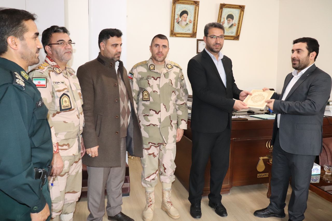 ✍ به گزارش روابط عمومی فرمانداری شهرستان چالدران؛ محمدرضا عبدالله نژاد فرماندار بهمراه اعضای شورای تأمین شهرستان با ذکی گرمی دادستان جدید عمومی و انقلاب شهرستان چالدران دیدار و گفتگو کردند .